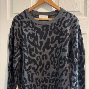 JOHN & JENN Animal Print Sweater Gray/Black Medium Pre-Owned